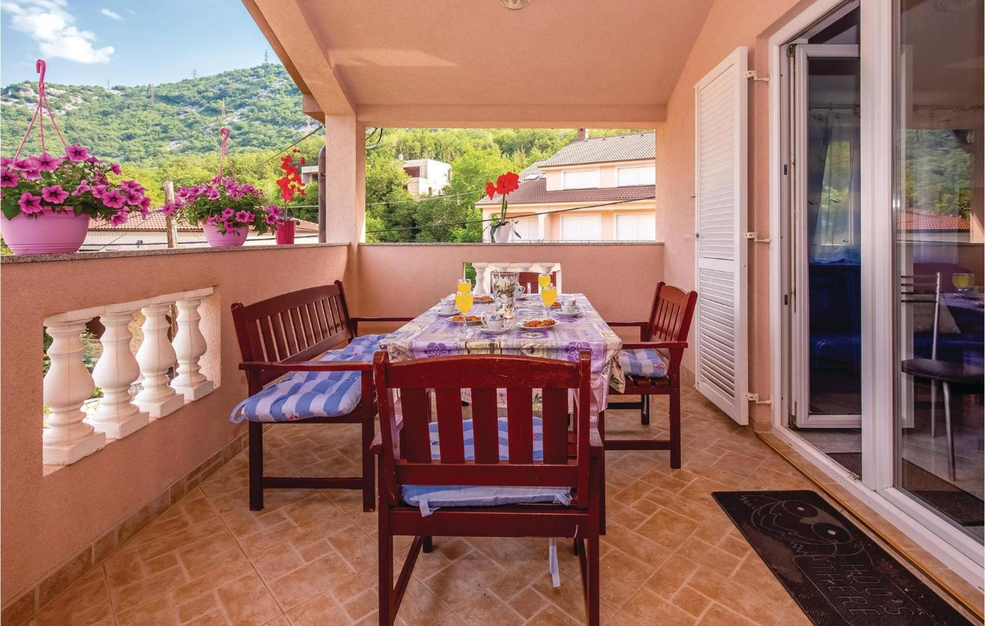 1 Bedroom Stunning Apartment In Bakarac Esterno foto